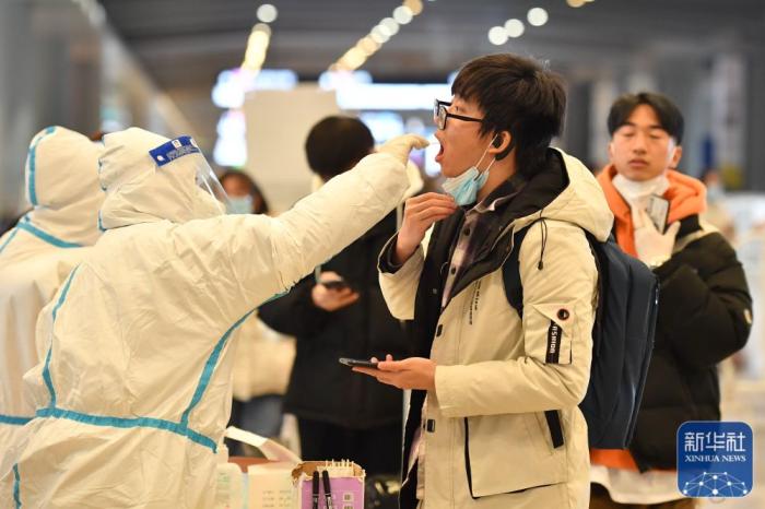 陕西：点对点专列运送学生回西安