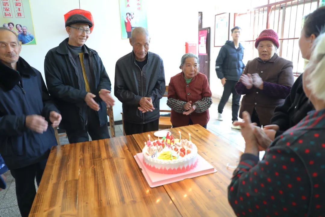 操场乡召开“三看”流动现场会