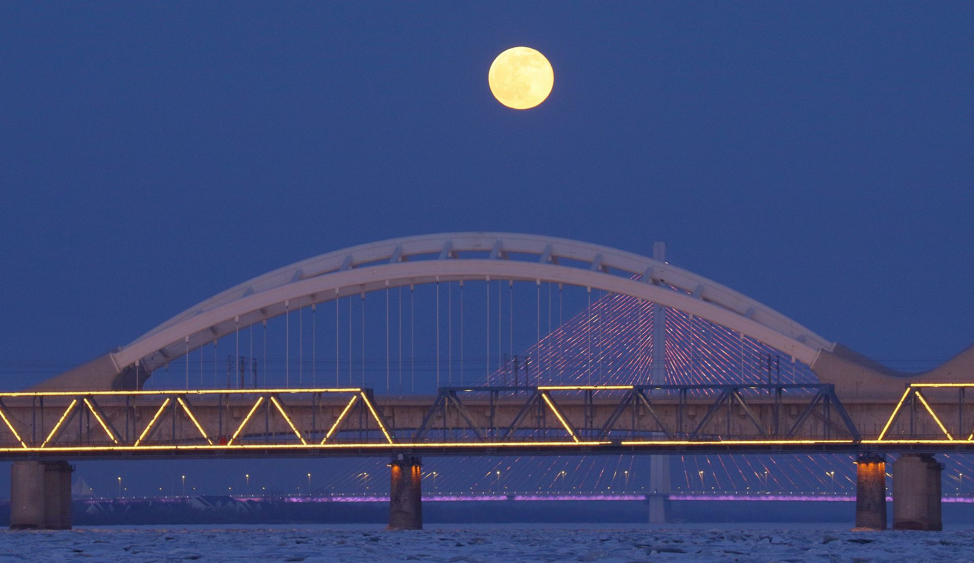 夜空迎2022年首轮满月