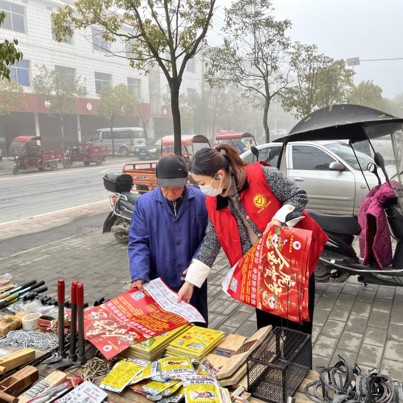 洞村乡：冬日红马甲，送法进万家