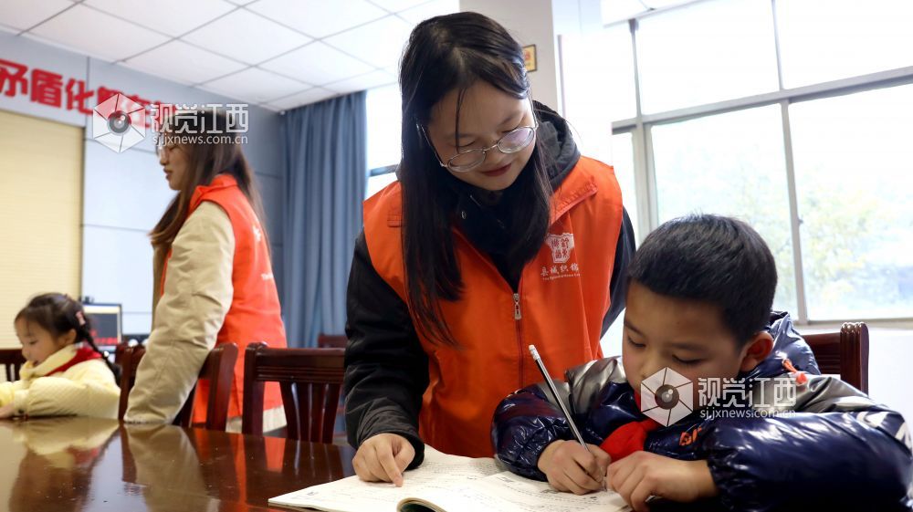 分宜：返乡大学生义务辅导社区小学生学习