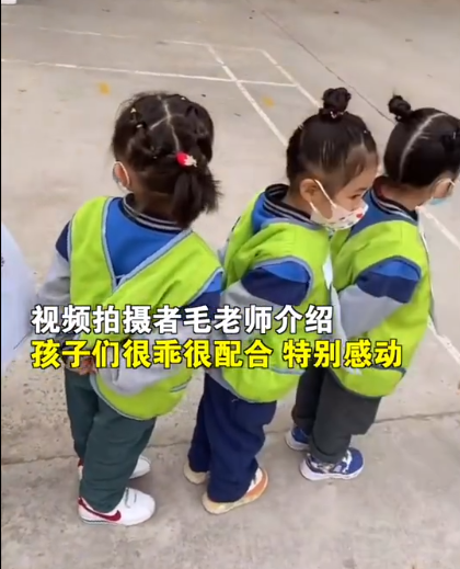 幼儿园宝宝挂二维码排队做核酸（这行为让人瞬间破防）