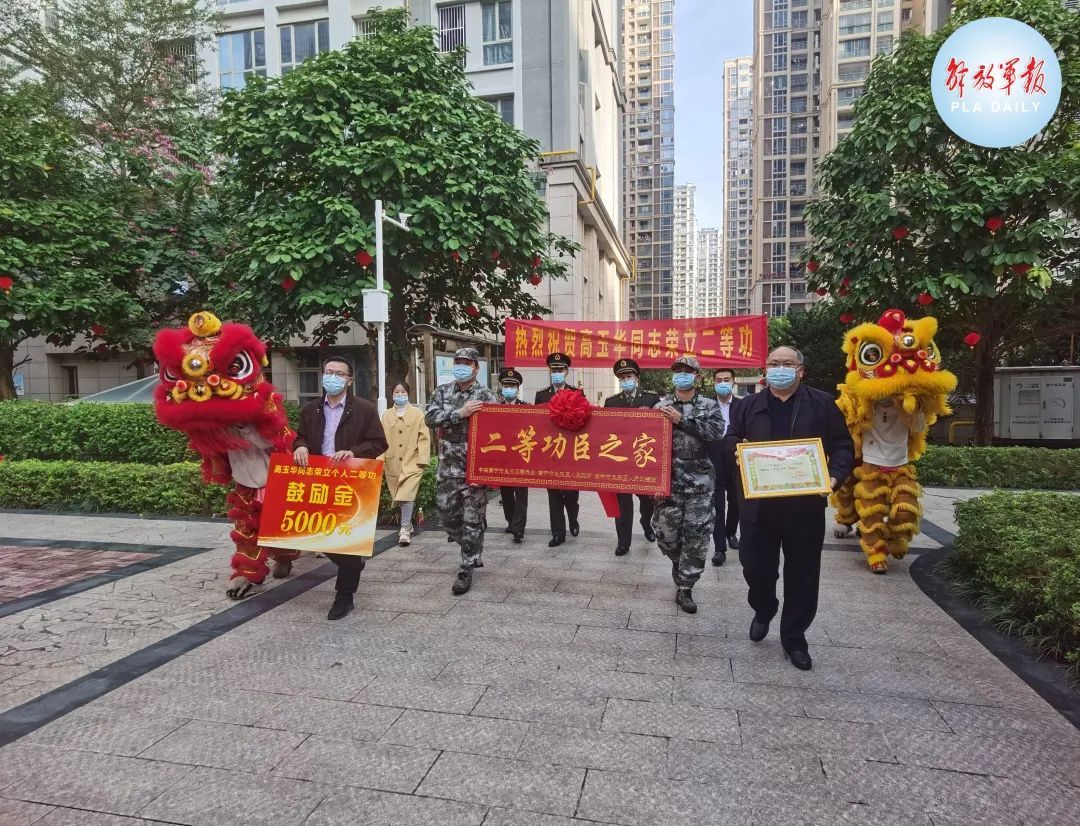 二等功！三写延期服役申请，这个“半百兵王”火了！