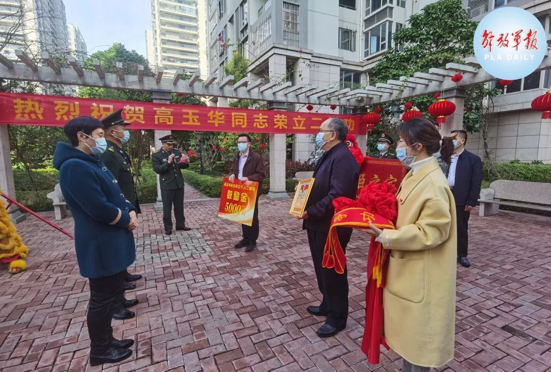 二等功！三写延期服役申请，这个“半百兵王”火了！