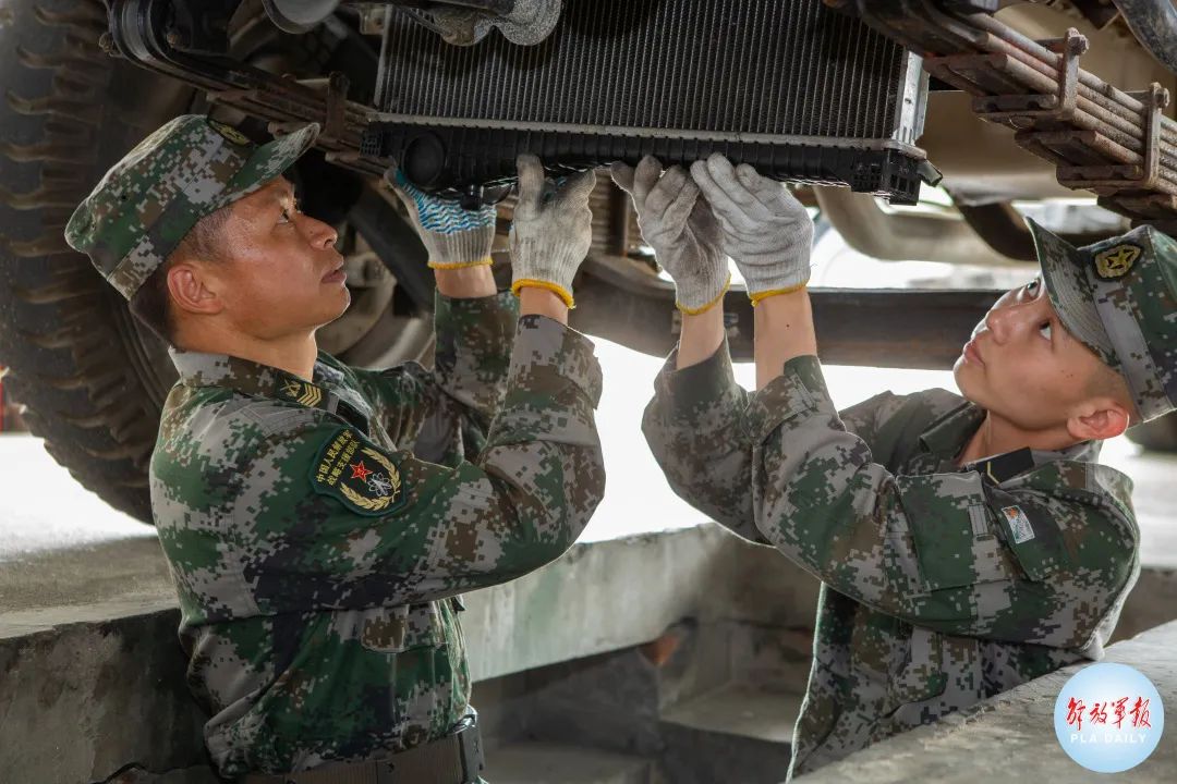 二等功！三写延期服役申请，这个“半百兵王”火了！