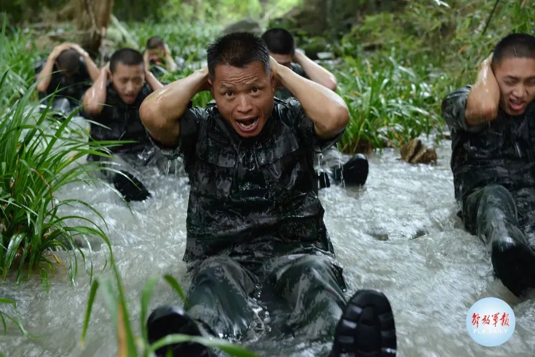 二等功！三写延期服役申请，这个“半百兵王”火了！