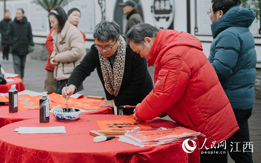 南昌：书法名家写春联 翰墨飘香春意浓（图）