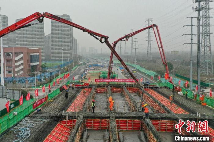 春节“不打烊” 城市建设者施工忙