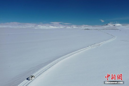 西藏纳木错雪景如画