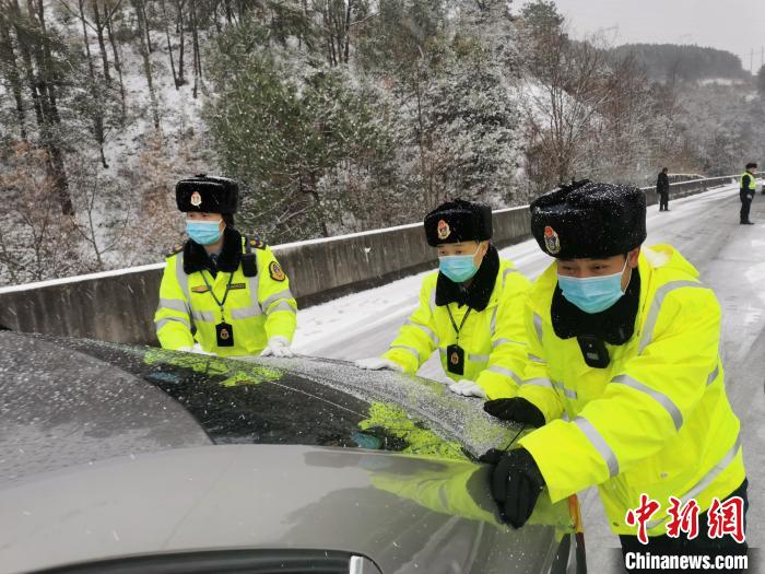 四川雅西高速遭遇史上最大降雪 目前已恢复正常通行