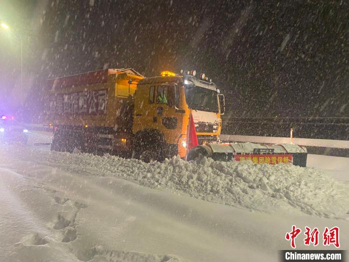 四川雅西高速遭遇史上最大降雪 目前已恢复正常通行