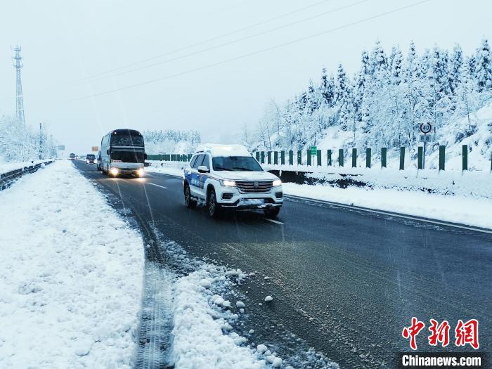 四川雅西高速遭遇史上最大降雪 目前已恢复正常通行