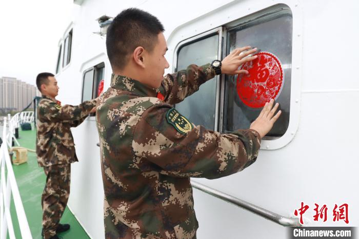 福建漳州海警坚守岗位为百姓送祝福保平安