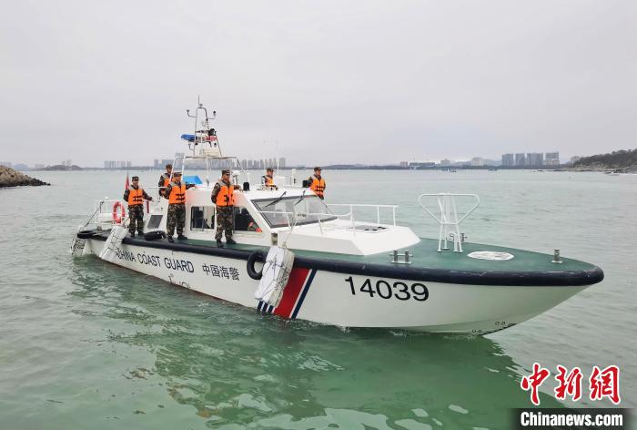 福建漳州海警坚守岗位为百姓送祝福保平安