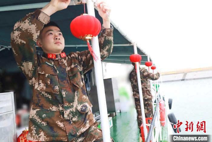 福建漳州海警坚守岗位为百姓送祝福保平安