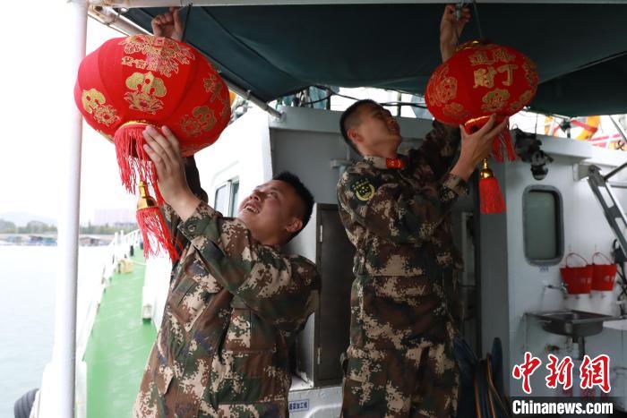 福建漳州海警坚守岗位为百姓送祝福保平安