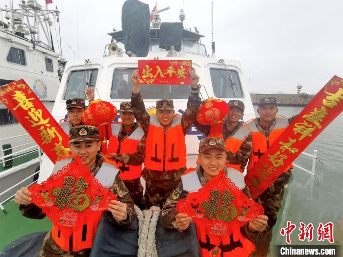 福建漳州海警坚守岗位为百姓送祝福保平安