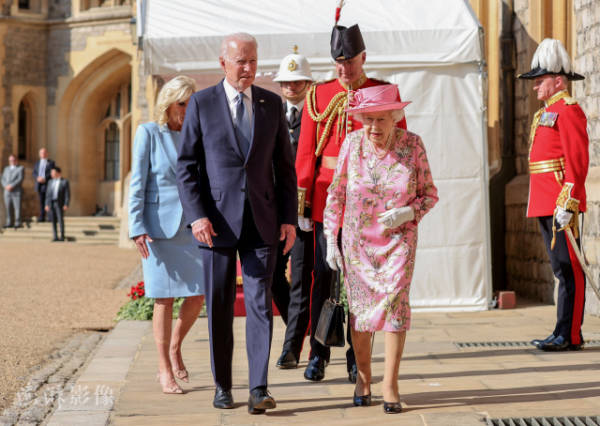 英国女王G7峰会上用剑切蛋糕（场面着实惊讶）