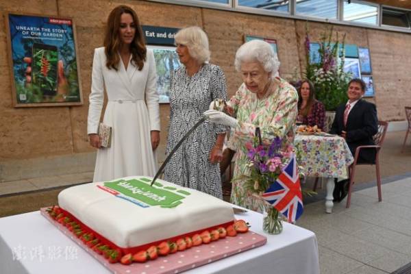 英国女王G7峰会上用剑切蛋糕（场面着实惊讶）