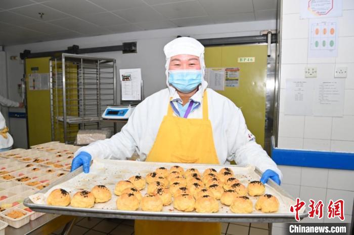 除夕夜，飞机上的“年夜饭”谁在做？