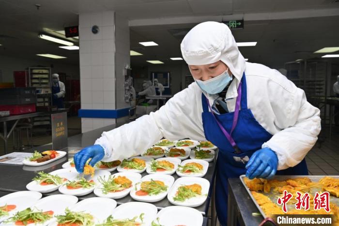 除夕夜，飞机上的“年夜饭”谁在做？