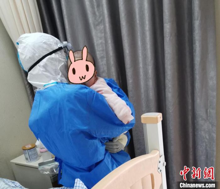 除夕夜的隔离病区：未断奶的确诊婴儿有了“临时妈妈”