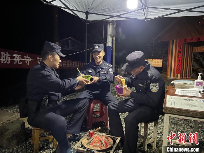 云南贡山：执勤民警的别样边关年夜饭