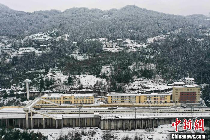 武陵山区“无客小站”里的除夕坚守