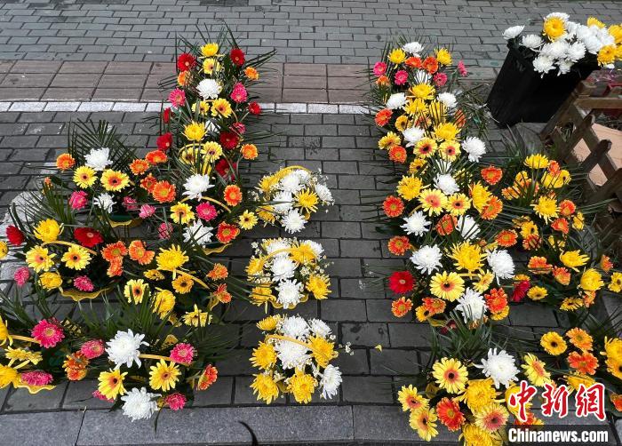 大别山区春节祭祖习俗之变：鞭炮少了 鲜花多了