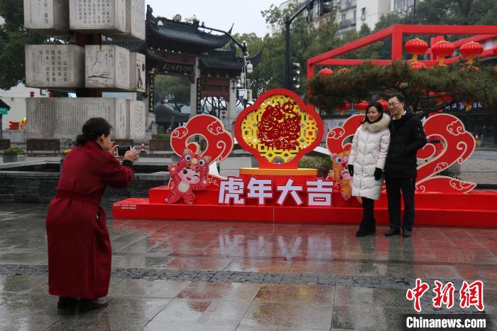 访浙江绍兴鲁迅故里：大年初一年味浓 民众细雨中祈福