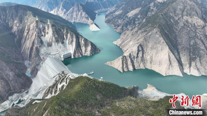 探访四川雅砻江流域清洁能源开发一线：千名建设者坚守工地