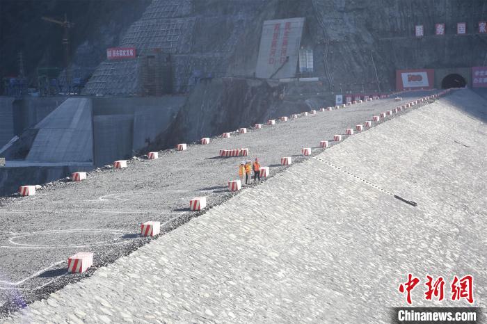 探访四川雅砻江流域清洁能源开发一线：千名建设者坚守工地