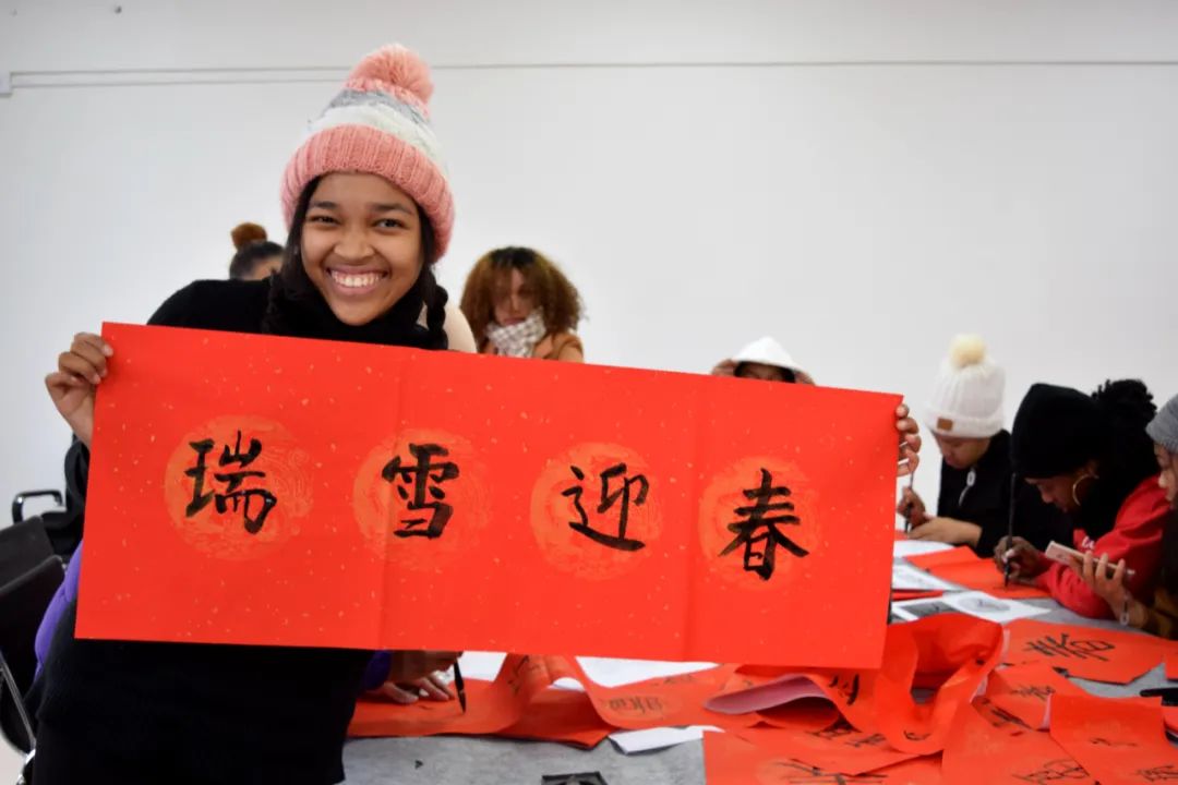 外国人在江西过大年 | 留学生写春联，就是这么直白！