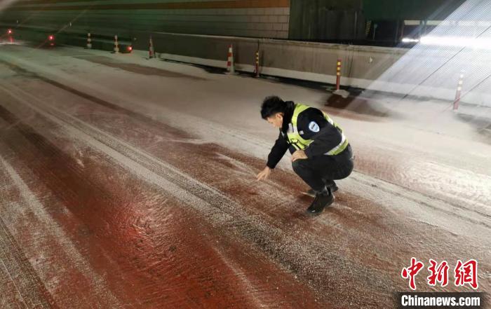 京昆高速公路四川雅西段因冰雪部分路段通行中断