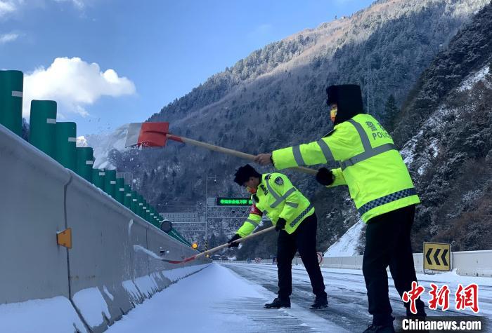 受冰雪影响的四川汶马高速公路抢通恢复通行