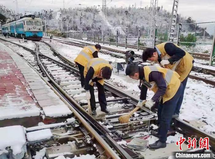 成昆铁路大凉山段再迎降雪 铁路职工全力保安全