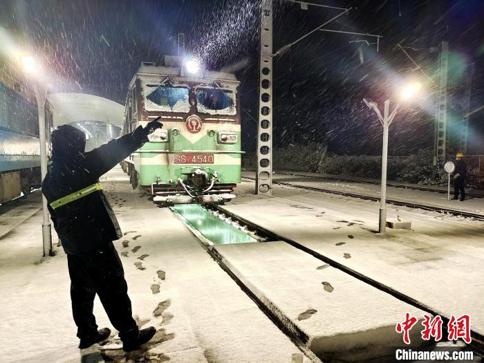 成昆铁路大凉山段再迎降雪 铁路职工全力保安全