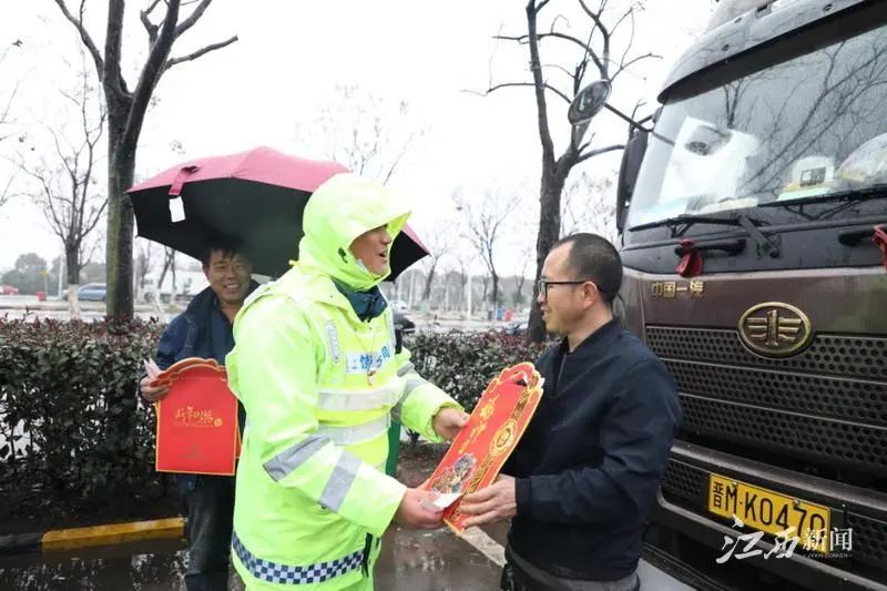 他们春节“不回家” 只为更多人“回家”