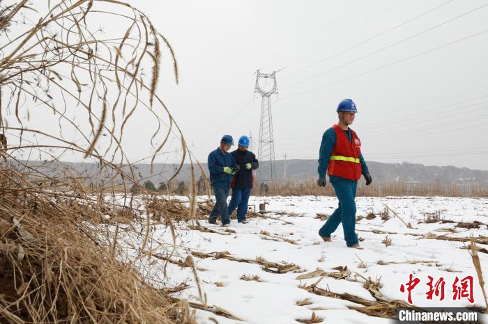 奔走于雨雪间的“电力人”：让受灾民众过好春节