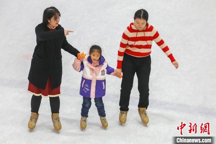 北京冬奥会开幕在即 江西民众体验滑冰运动