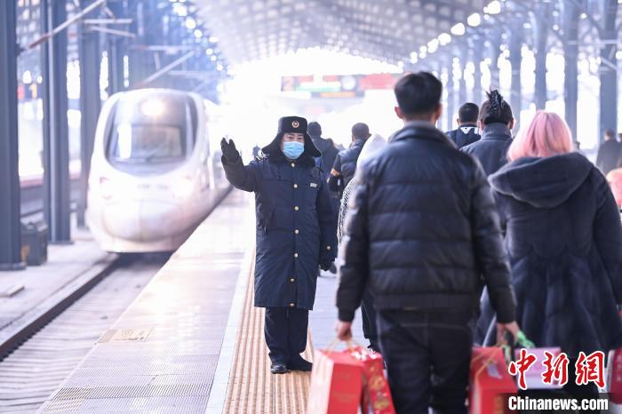 哈尔滨铁路迎节后返程高峰 推出复工专列服务