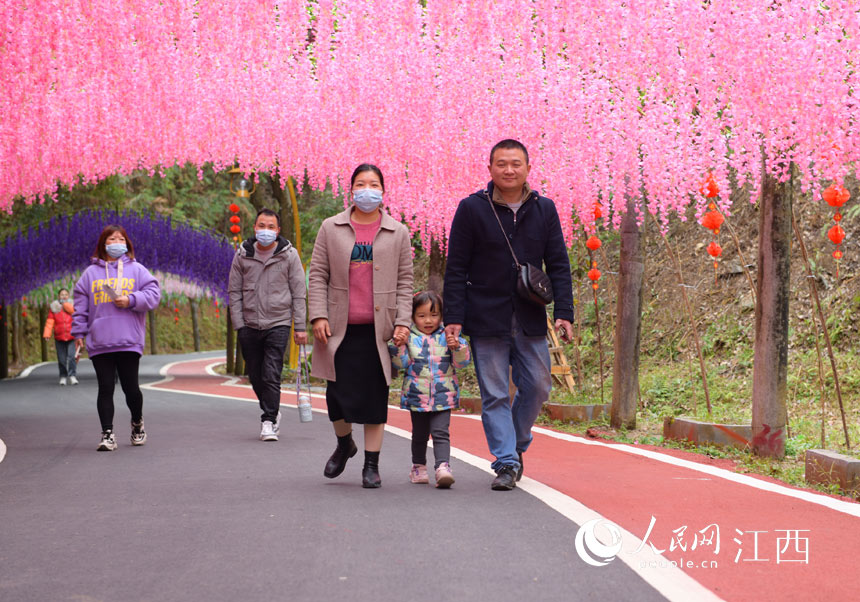 【新春走基层】江西定南：就近旅游过大年