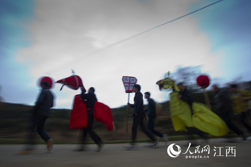 【新春走基层】宁都老溪村：马灯闹新春 上门送祝福