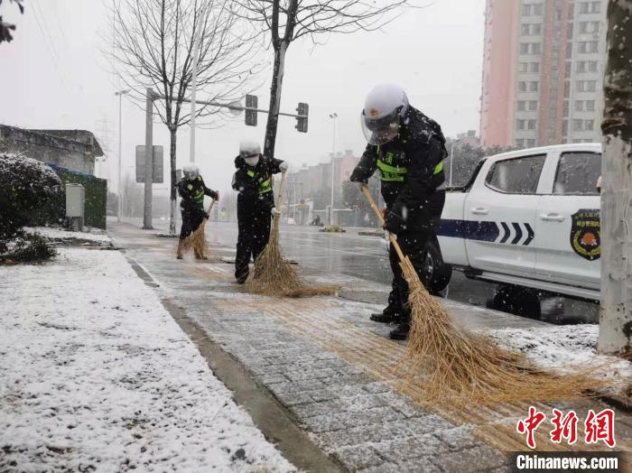 大雪来袭 无锡城管系统出动2000余人保障市民安全出行