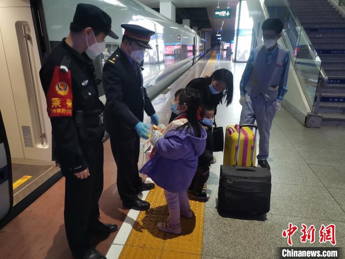 乘客大意将幼儿滞留列车上 列车长帮孩子找回亲人