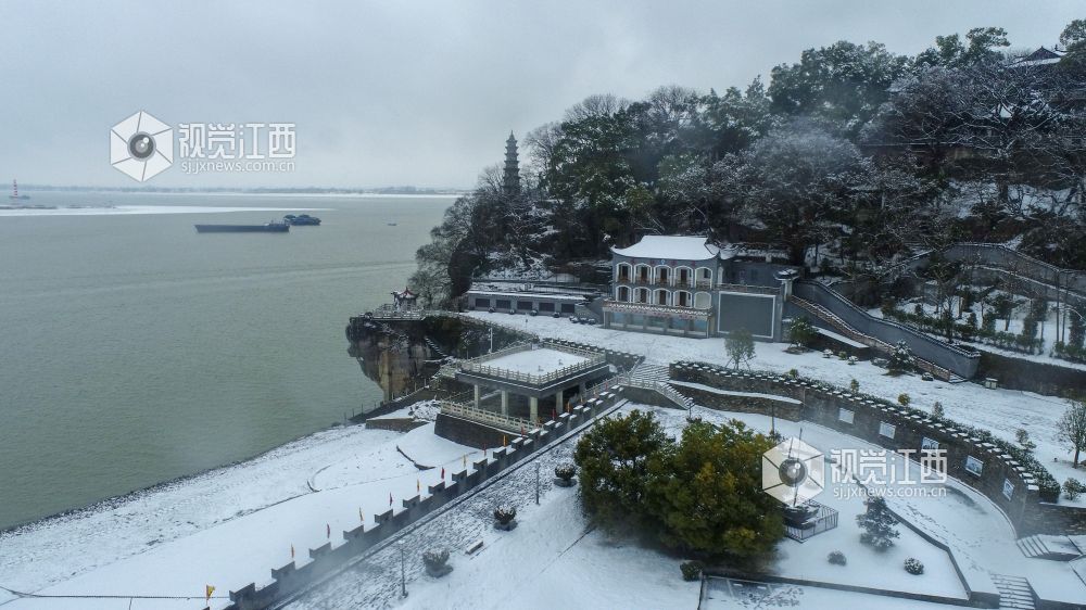 江西湖口：雪里石钟山 景色别样美