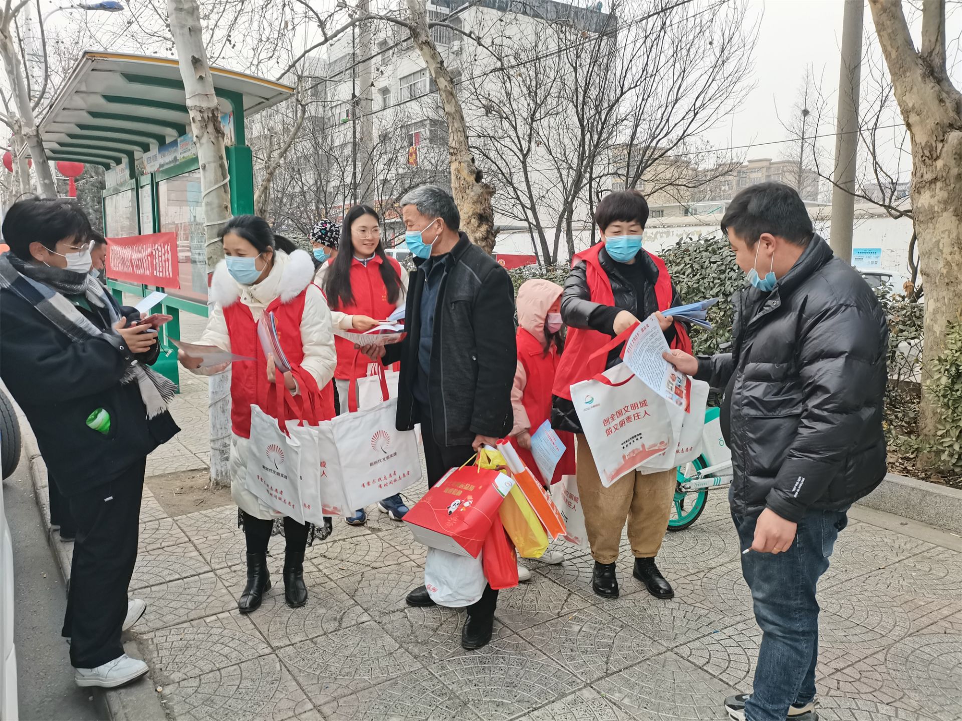 山东枣庄峄城区：文明过节 志愿者在行动