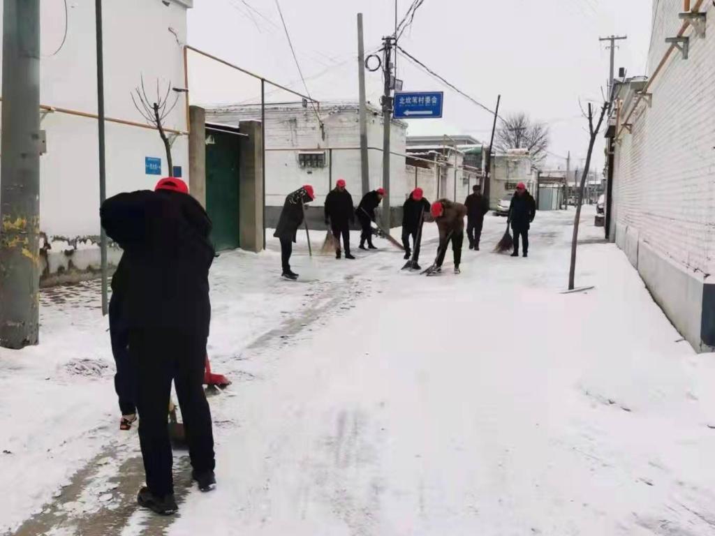 河北保定高阳县：党员群众齐上阵 清扫积雪美家乡