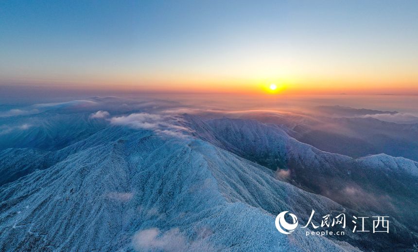 江西武宁：太平山雪后现云海雾凇景观