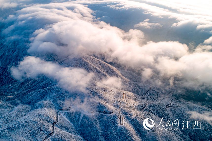 江西武宁：太平山雪后现云海雾凇景观